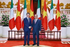 Le PM italien Giuseppe Conte achève sa visite au Vietnam