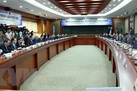 Le vice-PM Vuong Dinh Huê travaille avec des investisseurs sud-coréens