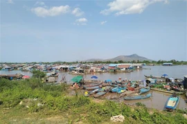 Le Vietnam aide à temps les Vietnamiens du Cambodge au Tonlé Sap