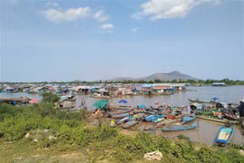 Le Vietnam aide à temps les Vietnamiens du Cambodge au Tonlé Sap