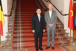 Nguyên Dac Vinh (gauche) et Andries Gryffroys, premier vice-président du Sénat belge. Photo : Huong Giang/VNA