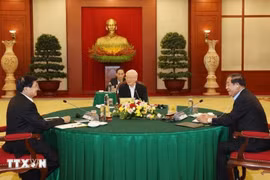 Le secrétaire général Nguyen Phu Trong (au centre), le président du Parti populaire cambodgien Hun Sen et le secrétaire général et président lao Thongloun Sisoulith lors du sommet Vietnam-Cambodge-Laos à Hanoï, le 26 septembre 2021. Photo : VNA