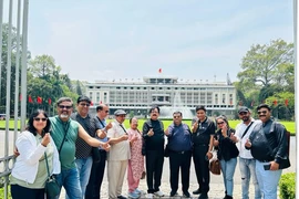 Un groupe de touristes indiens au Palais de l'Indépendance, à Hô Chi Minh-Ville. Photo: VietnamPlus