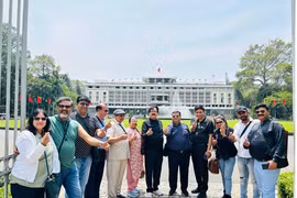 Un groupe de touristes indiens au Palais de l'Indépendance, à Hô Chi Minh-Ville. Photo: VietnamPlus