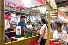 Des visiteurs à la foire. Photo : https://hanoimoi.vn/