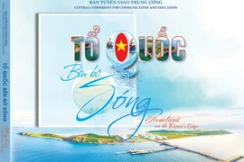 La couverture du livre photos : Tô quôc bên bo song (La Patrie au bord des vagues). 