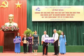 La province d’An Giang, dans le delta du Mékong, a lancé le 4 décembre une campagne de mobilisation de ressources pour éliminer les maisons temporaires et délabrées, réparer et construire des maisons pour les personnes pauvres. Photo : VNA