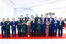 Le Premier ministre Pham Minh Chinh et des représentants d'Unitel. Photo : VNA