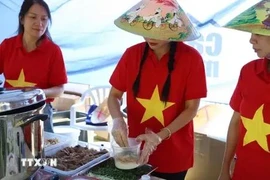 Préparer un bol de pho à la Journée du Pho vietnamien en Afrique du Sud. Photo : VNA