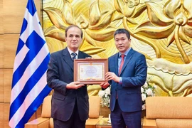 Le président de l'Union des organisations d'amitié du Vietnam (VUFO), Phan Anh Son (à droite), a décerné l’Insigne "Pour la paix et l'amitié entre les peuples" à l'ambassadeur de Grèce au Vietnam Georgios Stilianopoulos. Photo : VNA