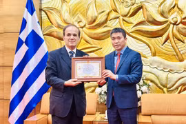 Le président de l'Union des organisations d'amitié du Vietnam (VUFO), Phan Anh Son (à droite), a décerné l’Insigne "Pour la paix et l'amitié entre les peuples" à l'ambassadeur de Grèce au Vietnam Georgios Stilianopoulos. Photo : VNA