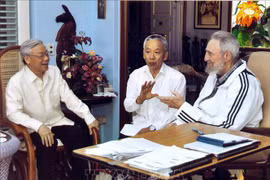 Le secrétaire général Nguyen Phu Trong (gauche) et le dirigeant Fidel Castro (droite) lors de sa visite officielle d'amitié à Cuba, dans l'après-midi du 11 avril 2012. Photo d'archives de la VNA