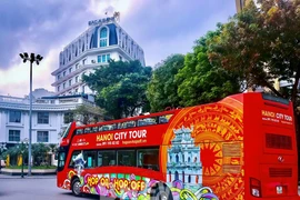 En 2024, Hanoï disposera de la ligne de bus touristique n°04 du centre-ville du lac Hoan Kiem au village de poterie de Bat Trang, dans sa banlieue. Photo : VNA