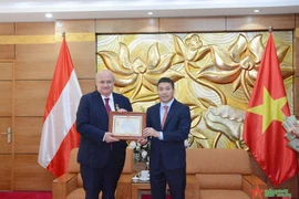 Le président de l'Union des organisations d'amitié du Vietnam (UOAV), Phan Anh Son (droite) décerne l'insigne "Pour la paix et l'amitié entre les nations" à l'ambassadeur d'Autriche au Vietnam, Hans-Peter Glanzer. Photo : https://www.qdnd.vn/