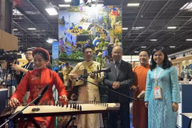 Un numéro artistique du Vietnam présenté au salon IFTM Top Resa 2024 en France. Photo : VNA