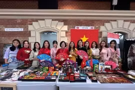 Les deux stands vietnamiens, mettant en avant des souvenirs, des produits artisanaux et des spécialités culinaires, ont attiré un large public ainsi que l’attention des médias locaux. Photo : VNA