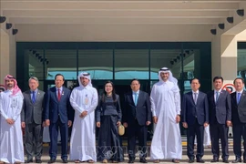 Le Premier ministre Pham Minh Chinh et son épouse visitent la zone industrielle de Ras Laffan, le 1er novembre. Photo : VNA