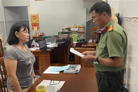 L'Agence d’investigation de la Police de Kien Giang (Sud) a rendue publique une décision de poursuivre l'affaire, de poursuivre le suspect, d'émettre un mandat de perquisition et un mandat de détention provisoire contre Nguyen Ngoc Chau pour l'action visant à ''renverser l'administration populaire". Photo : VNA