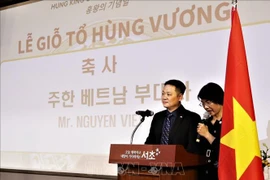 Lors de l'événement, au nom de l'ambassade du Vietnam, le ministre conseiller Nguyen Viet Anh a apprécié les efforts de l'ALOV et de la KOVECA dans l'organisation de la commémoration des rois Hung. Photo : VNA