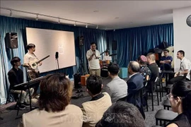 L'ambassadeur du Vietnam à Singapour, Mai Phuoc Dung s'exrime au concert. Photo : VNA