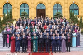 Le président de la République, Luong Cuong, rencontre dans l'après-midi du 29 octobre, à Hanoï les cadres, fonctionnaires et employés du Bureau présidentiel. Photo : VNA
