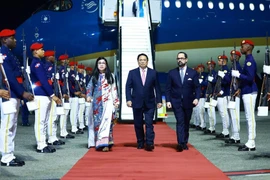 Le Premier ministre Pham Minh Chinh (au milieu) et son épouse arrivent à l'aéroport Las Americas, dans la capitale Saint-Domingue de la République dominicaine. Photo : VNA