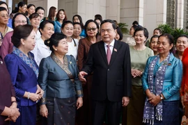 Le président de l'Assemblée nationale (AN), Tran Thanh Man, et des représentantes des Unions des femmes du Laos et du Cambodge, ainsi que des femmes d'affaires de ces deux pays. Photo : VNA