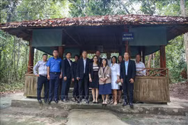 Les délégués prennent une photo à l'ambassade de Cuba au site du bureau du gouvernement révolutionnaire provisoire du Sud Vietnam (commune de Tan Lap, district de Tan Bien, à Tay Ninh). Photo : VNA