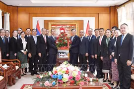Une délégation du ministère lao des Affaires étrangères a visité l'ambassade du Vietnam à Vientiane pour féliciter le Vietnam à l'occasion du 79e anniversaire de sa Fête nationale (2 septembre). Photo : VNA