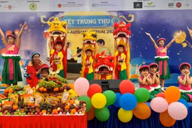Un numéro artistique présenté à la Fête de la mi-automne 2024 organisé à Singapour. Photo : VNA