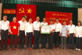 Remise de cadeaux à aux cadres, soldats et habitants de Song Tu Tay. Photo : VNA