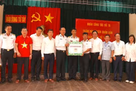 Remise de cadeaux à aux cadres, soldats et habitants de Song Tu Tay. Photo : VNA