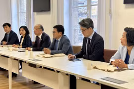 L'ambassadeur du Vietnam en France, Dinh Toan Thang (3e à gauche) travaille avec les dirigeants de la Chambre de Commerce et d'Industrie de la région Nouvelle-Aquitaine. Photo : VNA