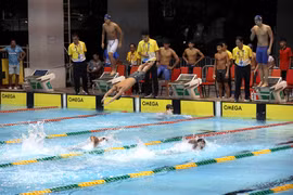 A l'issue de la première journée de compétition de natation lors des 13es Jeux sportifs des élèves d'Asie du Sud-Est, l'équipe vietnamienne s'est temporairement classée première avec 5 médailles d'or. Photo : VNA