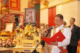 Le directeur du Département des affaires religieuses du ministère thaïlandais de la Culture, Theetat Phimpha, lit les ordinations du roi. Photo : VNA