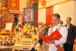 Le directeur du Département des affaires religieuses du ministère thaïlandais de la Culture, Theetat Phimpha, lit les ordinations du roi. Photo : VNA