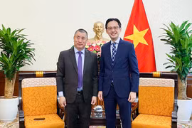 L'ambassadeur du Bhoutan en Thaïlande et au Vietnam, Kinzang Dorji et le vice-ministre vietnamien des Affaires étrangères Do Hung Viet (droite). Photo : VNA