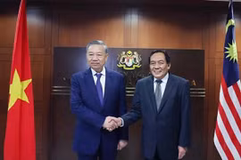 Le secrétaire général du Comité central (CC) du Parti communiste du Vietnam (PCV) To Lam (à gauche) a eu une entrevue avec le président du Sénat malaisien, Dato' Awang Bemee Awang Ali Basah. Photo : VNA