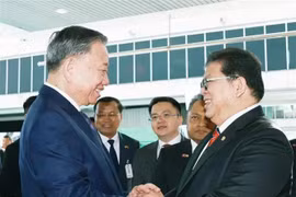 Le secrétaire général du Comité central (CC) du Parti communiste du Vietnam (PCV) To Lam (à gauche) rencontre, à Kuala Lumpur le 21 novembre, le président de la Chambre des représentants de Malaisie Tan Sri Dato' Johari Bin Abdul. Photo : VNA