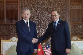 Le secrétaire général du Comité central (CC) du Parti communiste du Vietnam (PCV) To Lam (à gauche) et le Premier ministre malaisien Anwar Ibrahim. Photo : VNA