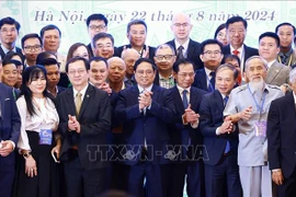 Le Premier ministre Pham Minh Chinh avec des intellectuels Viet-Kieu. Photo : VNA