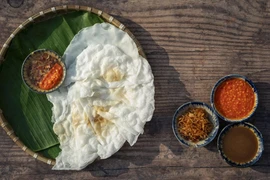 Le banh dap de Hoi An séduit par sa saveur unique, grâce aux palourdes délicieuses de la région de Cam Nam. Ce plat est une harmonie parfaite entre le banh dap croustillant, les palourdes sautées savoureuses et une sauce trempette exquise. Photo : Vietnam Illustré