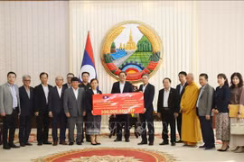 Au Laos, une délégation de la communauté vietnamienne dans ce pays, conduite par le chargé d’affaires a.i de l’ambassade du Vietnam, Phan Minh Chiên, s’est rendue le 16 septembre au bureau du Premier ministre lao pour remettre une aide financière destinée à soutenir les personnes touchées par le typhon Yagi au Nord du Laos. Photo : VNA
