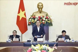 Le président de l’AN Tran Thanh Man (debout) à l’ouverture de la réunion. Photo : VNA