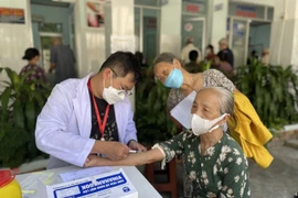 Donner des soins médicaux aux personnes âgées. Photo: journal Tin Tuc