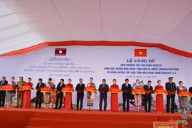 Lors de la cérémonie inaugurale du poste-frontière international Long Sap (district de Moc Chau, province de Son La, Vietnam) et Pa Hang (district de Sop Bao, province de Houaphan, Laos). Photo : VNA