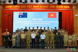 Les enseignants et les stagiaires participant au cours de formation. Photo : qdnd.vn
