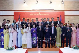 Le président To Lam a rendu visite, samedi après-midi, 13 juillet, à l'ambassade du Vietnam au Cambodge. Photo ; VNA