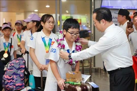 Avec 100% des élèves primés, la sélection vietnamienne s'est classée deuxième sur le palmarès des médailles par nations après Singapour aux Olympiades internationales de mathématiques et de sciences (IMSO) 2024. Photo : VNA