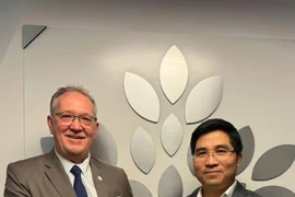 Nguyen Trung Dung, président du VNEI (à droite) et Alain Roy, vice-président de la CICAN. Photo : VNA